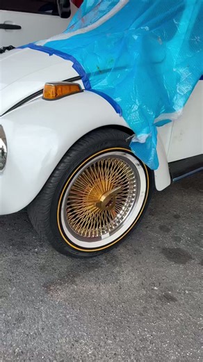 Old-school VW bug on Daytons