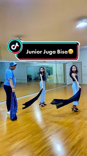 Junior Model Walks the Catwalk Challenge at Modeling School in Pekanbaru