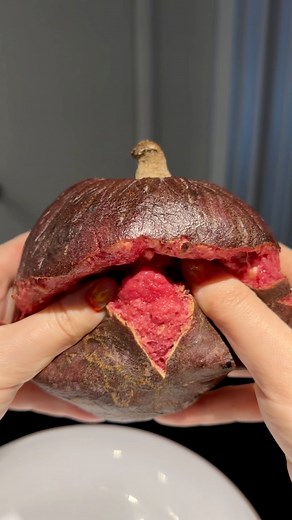 Today I opened up one of the coolest looking fruits I’ve ever seen- a red cherimoya! These are also known as red custard apple. This fruit is super cool because each one I have ever gotten has had a different color variation inside! This is the first one I’ve had that has this vibrant of a color 😍The flavor tastes like a mix of berries! The texture is creamy with a slight bit of grittiness. I kept it simple tonight and added the fruit to a rose shaped mold and froze it. Then I made a vanilla be