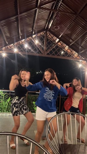 Girls Night Out: Fun Outfit Ideas & Group Photo Tips