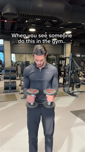 When you see someone doing this exercise… 🤔 When using dumbbells, we are working against gravity. This means the force is directed up ⬆️ and down ⬇️. If you bend your arm while holding a dumbbell, you’re primarily engaging the biceps ❌. The goal of this exercise is to target the infraspinatus and rotator cuff, which requires the force to be applied sideways. That’s why the cable machine is the better option. However, if you prefer using dumbbells, you can lean forward and lift them up and down 