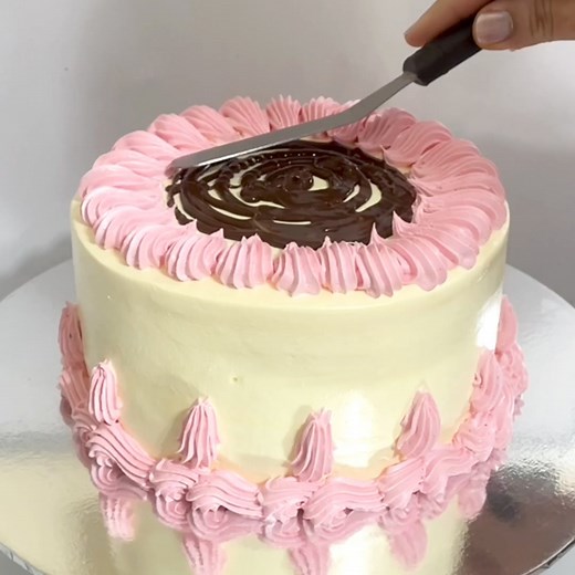 37K views · 53 reactions | Chocolate dripping tutorial #cake #cakeart #cakedecorating #cakereels #viralreels #fbreels #reelsfb #fbreelsvideo #drip #nozzle #pippingskills #fyp #fypviral #facebookpage | HAFSI | Facebook