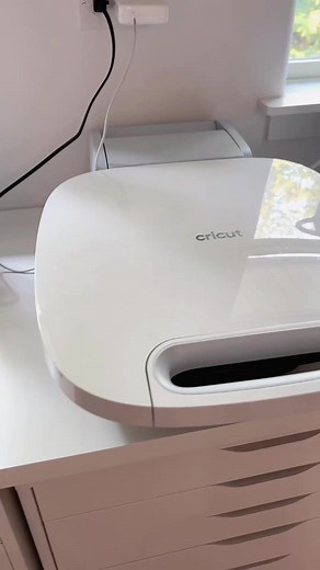 “Which heat press is the best heat press?” This is one of the questions we get most often! That’s why I’ve teamed up with @angieholdenmakes for an all-new course on choosing a heat press—introducing ✨HEAT PRESS ROADMAP✨! Together we have 17 different heat presses and in this course, we walk you through all of them! We’ll tell you what they do, how they work, and we make a project with each. We also talk about why we prefer different presses and the pros and cons for each press so you can make th