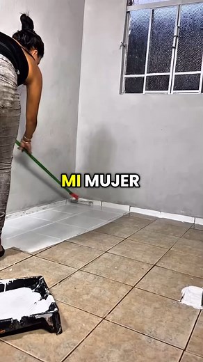 718K views · 10K reactions | La pintura epóxica agrega una capa de resistencia y durabilidad a tus pisos viejos #resinaepoxica #flooringinstaller #flooringexperts #interiordecor | Resina Epóxica Master | Facebook