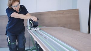 Grâce à notre système d'accessoires pour nos rails de guidage, arrivez plus vite au meilleur résultat et obtenez rapidement des découpes parfaites 💚😍 ! #festool #festoolfrance #festoolfan #festoolme #tools #powertools #newtools #newproduct #toolsofthetrade #18v #cordless #sawing #saw #cordlesssaw #ilovemyfestool #accessoirefestool #festoolsystem | Festool