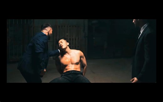 肌肉帅男被绑起来虐打腹部吐血惨叫