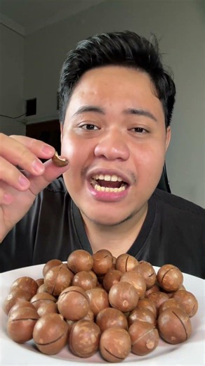 Makan kacang macadamia yang butuh 7 sampai 10 tahun untuk berbuah