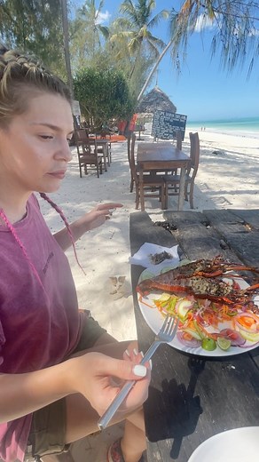7K views · 54 reactions | In Zanzibar bucataria este foarte simpla dar mâncarea este foarte proaspătă, asta o face delicioasa #calatorii #travelphotography #travelblogger #foodie #foodlover #beach #beachlife | NDV.moments | Facebook