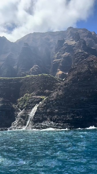 Exploring the Majestic Nā Pali Coast: Mountains Meeting the Sea
