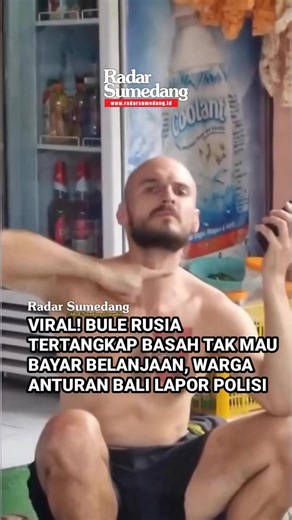 SINGARAJA – Seorang Warga Negara Asing (WNA) yang diduga berasal dari Rusia terpaksa diamankan oleh pihak kepolisian setelah melakukan aksi yang merugikan pedagang lokal di Desa Anturan, Singaraja, Bali. Bule pria tersebut dilaporkan tertangkap basah tidak mau membayar barang belanjaannya di sebuah Warung Madura setempat. ​Kejadian yang sempat menarik perhatian warga ini bermula ketika pelaku mengambil sejumlah barang di warung tersebut. Namun, situasi memanas saat pemilik warung menagih pembaya