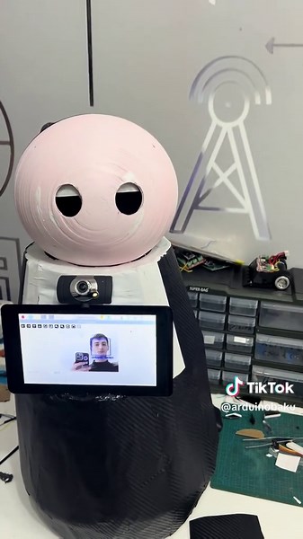 This robot changes its emotions depending on your facial expressions 🤖 #azerbaycan🇦🇿 #ai #robotics #electronics #project #trending #trend