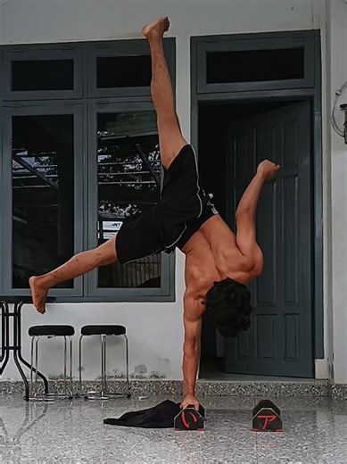 berapa detik sih tulis dikomen,males ngasi timer😭 #onearmhandstand #maxhold #aesthetic #peligrosa #fypage