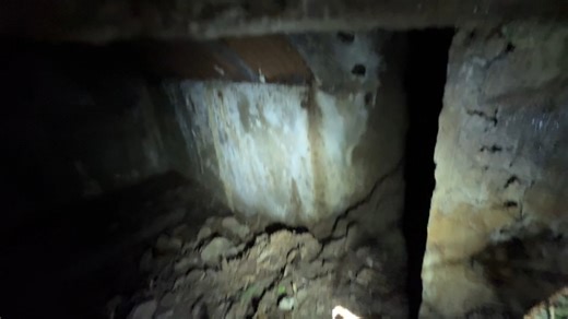 Quand tu retrouves un bunker caché de 1916 tu fais quoi ? 🤔 A quelques mètres des lignes françaises, les Allemands ont construit cet abri en béton qui à l'air en très bon état ! Malheureusement trop difficile pour moi de m'y glisser mais mon phone oui ! #ww1 #bunker #bunkermemory #festen #ww1history | Bunker Memory