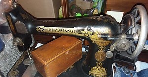 SINGER 127 or 27 VIBRATING SHUTTLE TREADLE SEWING MACHINE 28/128