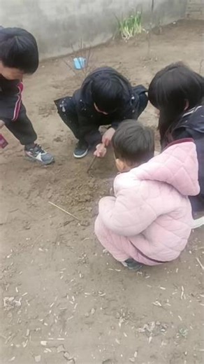 .这几个人真会玩 看不懂玩的什么 😃晚上回去工作不加班了哈 有约😃