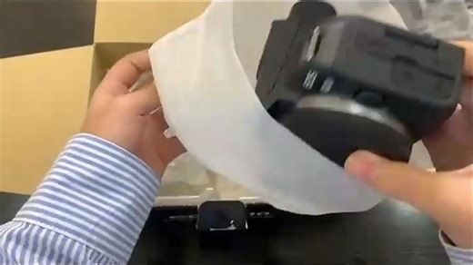 佳能R10开箱评测来啦！轻巧机身+专业性能，Vlog与旅行拍摄新选择，APS-C画幅带来高效对焦与4K画质，新手也能轻松上手的全能微单。