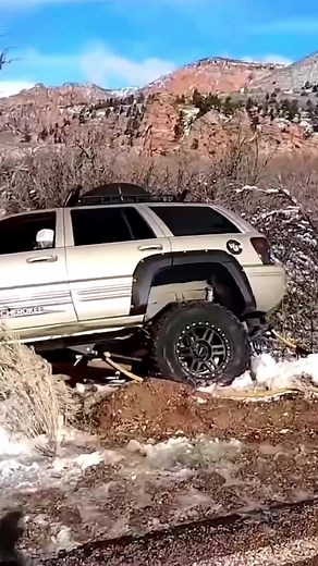 Jeep Crashes Hard Into A Ditch! #reels #jeep #accident #saving #recovery #helpingothers #carlovers | Matt's Offroad Recovery