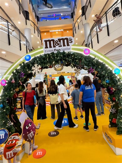 也太 High 了吧😍M&M’S 真的把快乐搬到活动现场🎉 从 Dance Machine 到扭蛋机、从 KPOP 氛围照到满手奖品🍬 这一站，不只是玩 是一起笑、一起跳、一起爽 FUN 天的回忆✨ 这个年底氛围直接拉满啦！！😍 不少人都在这场狂欢排队赢到奖品 现场笑声不断，现场拿奖品玩游戏，快乐氛围直接拉满🔥 M&M’S 真的让这个年底充满欢乐💛 #MMS #MMSJomJingle