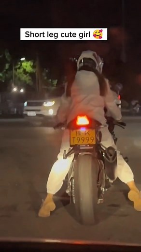 Cute girl, I can't stop laugh #moto #motogirl #bikegirl #motorcycle #motorbike #motolife #bikelover #tiktok #reels #reels #reelsfb #reelsviral #reelsvideo | Motogirl