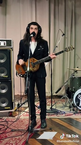 Live Performance of 'The Sound Of Silence' by Banda Al9