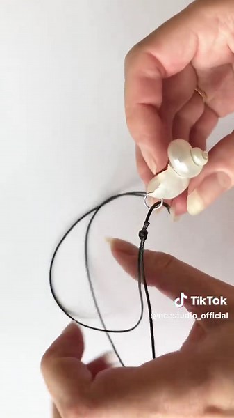 Let's make a simple Shell Necklace 🐚 #handmadenecklace #necklacetutorial #diynecklace #shellnecklace #jewelrytutorials #jewelrymaking #surfergirl
