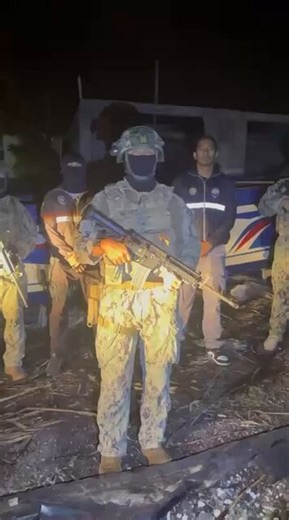 OPERACIÓN MILITAR POR LA SEGURIDAD INSULAR #Galápagos|| Las Fuerzas Armadas a través del Bloque de Seguridad, realizaron una operación militar coordinada con personal de la Armada del Ecuador y Policía Nacional en el cantón Isabela, sector Barrio Los Jelíes. Durante el procedimiento, se localizó en el patio de una vivienda una embarcación y un motor fuera de borda, presuntamente vinculados a actividades irregulares. Resultado de la operación:·      ⁠01 embarcación de fibra de vidrio, sin nombre,