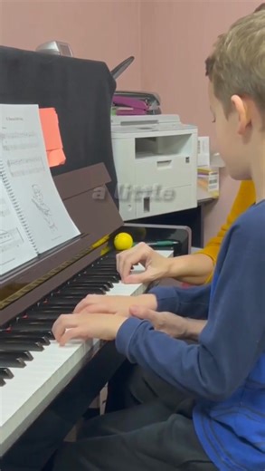 🎹 Comment HAND and I'll send you my free guide explaining tension free neutral hand position. In this video lesson, I work on developing a relaxed hand position with a beginning student. Additionally, we focus on the proper positioning of the wrist, emphasizing the need to keep it closer to the keys for improved arch of the hand. 🎶 - #HandPosition #PianoTechnique | Irina Gorin Piano Teaching