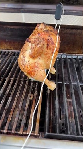 So easy machst du Bierdosenhähnchen auf dem Gasgrill 🤤🔥