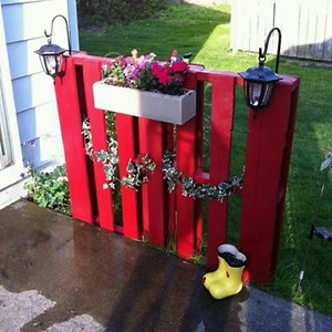 LITTLE WOOD PALLET FENCE painted red with a flower box and solar lights on shepards hooks! | Crafty Morning