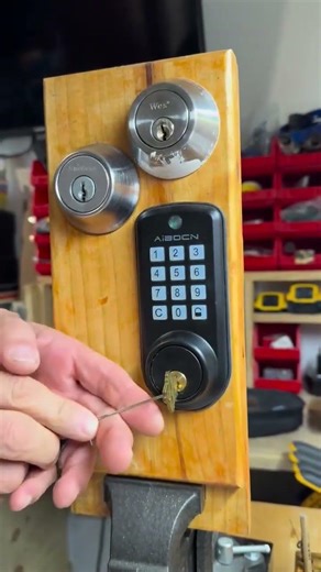 Key Bumping a Schlage pin tumbler with a #6 bump key