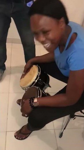 Enseñando a tocar bongo