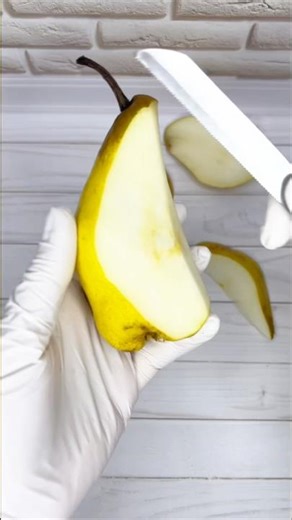 Teaching how to peel a pear 🍐 #asmr #pear #cuttingskills #fruitcutting