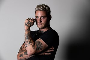 Douwe Bob zwáár afgetraind én openhartig in Men's Health: "In alcohol kon ik vluchten, niet meer voelen"