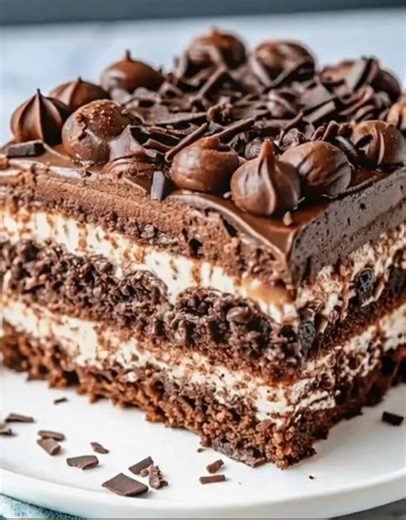 This Toffee Sponge Cake is everything cozy and indulgent rolled into one slice 🍮💫 Moist chocolate layers, creamy toffee frosting, and caramel dripping down the sides — I promise, it’s love at first bite! Would you make this for a special occasion… or just because? 😋 #toffeecake #chocolatedessert #bakinglove #homemaderecipes #fblifestyle 👇 Check the comeлt for the full recipe! | Recipes By Darya