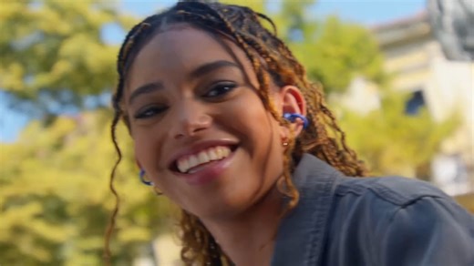 全新JBL SOUNDGEAR CLIPS琉璃扣 耳夹式耳机心动上市！耳夹式半透明机身，未来感即刻拉满✨轻盈点亮耳畔，既是耳机也是时尚配饰，陪你聆听每一个出彩瞬