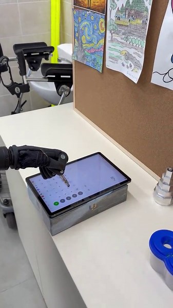 Рахують скільки чашок кави могли б випити, поки в них тут здоровий режим 😅 #фізичнатерапія #куксоприймач #протезруки #протез