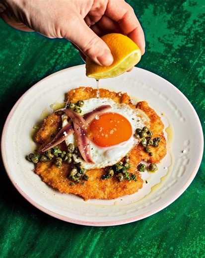 Ein Klassiker neu interpretiert! 🤩 Unser Schnitzel à la Holstein bringt Berliner Tradition auf den Teller. Knuspriges Schweinefleisch oder zartes Kalb, gekrönt mit Spiegelei, Kapern-Zitronen-Sauce und feinen Sardellen. Ein wahres Geschmackserlebnis! 🍋🍳 Die vollständige Rezeptanleitung findet ihr im ersten Kommentar 👇 Wer würde das jetzt auch gerne probieren? #Schnitzel #Holstein #DeutschesEssen #Rezept #Lecker | Hausgemacht & Herzhaft