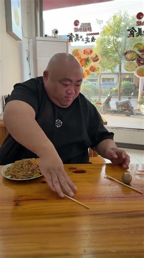 It was irritating me 🤣#funny #food #laugh #funnyvideo