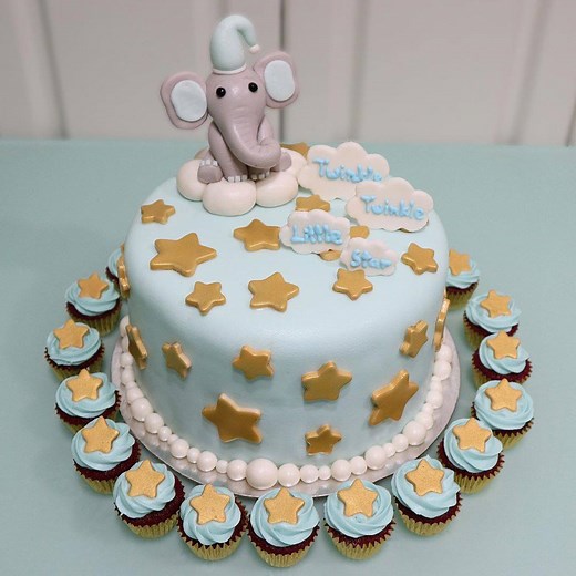 Twinkle, twinkle, little star...This baby shower cake is ADORABLE 👶 By: Areesa | MetDaan Cakes