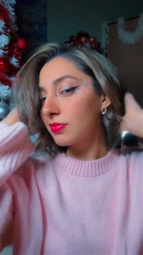 Beste Özden on Instagram: "It’s timeeeee 🎄✨ #makeup #christmas"