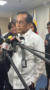 WATCH: Department of Economy, Planning, and Development Secretary Arsenio Balisacan believes the 60-day suspension on rice imports will not quicken inflation due to lower prices in the world market and the country's adequate inventory. He added that the government is currently identifying long-term solutions to stabilize local rice farmers' income while keeping prices low for consumers. | via Tati Maligro/Rappler Related story: https://www.rappler.com/business/marcos-jr-rice-import-suspension-se