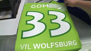 Willkommen in Wolfsburg, Mario Gomez! Der deutsche Nationalspieler wechselt zum VfL und steht schon morgen Nachmittag ab 15.30 Uhr im AOK Stadion Wolfsburg erstmals mit den Wölfen auf dem Trainingsplatz. Bei den Grün-Weißen ist bereits alles vorbereitet für den Stürmer. Und das Beste: Das Trikot unserer neuen Nummer 33 könnt ihr auch ab sofort im Fanshop kaufen: goo.gl/BSYO1t _____________ Mario Gomez wird ein Wolf: goo.gl/0dCdEQ | VfL Wolfsburg