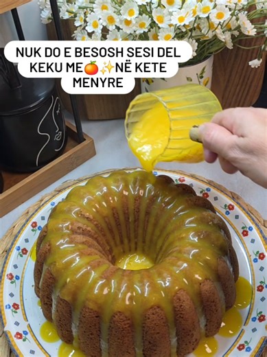 Kek pambuk, super i butë me krem portokalli sipër ✨që e çon tjetër nivel 🍊 Mos e provo këtë kek… nëse s’je gati të fiksohesh! 🍰Pasi po ta provoni kështu e sigurte do e bëni çdo jave... 📝 Receta 4 vezë 1 gotë sheqer Lëkura e një portokalli 🍊 150 ml vaj luledielli 150 ml qumësht lëng portokalli 350 gr miell (hiq 2 lugë gjelle dhe zëvendësoji me 2 lugë niseshte) 1 pluhur pjekës 1 majë gishtash kripë 1 vanilje 🍊 Për kremin e portokallit 300 ml lëng portokalli 2 lugë gjelle sheqer 1 lugë nisesht