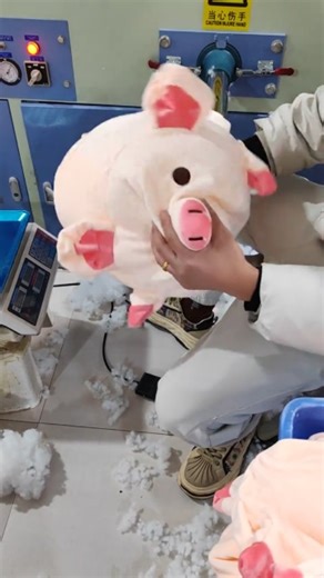 𝐎𝐌𝐆 𝐆𝐀𝐃𝐆𝐄𝐓𝐒 🇺🇸 on Instagram: "Behind the scenes of toy making! 🧸✨ Watch how plush toys get their fluffy filling using this industrial stuffing machine! The process is SO satisfying! 🤯 From empty to cuddly in seconds! 💕 Who else loves seeing how toys are made? 👇"