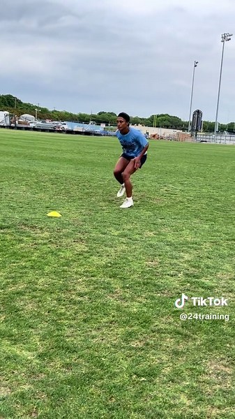 Fast feet, elite hips, violent breaks. That’s the standard! Stop Watching & Come Work? @Loryn Team USA 🇺🇸 #dbtraining #footwork #hips #defensiveback #flagfootballgirls