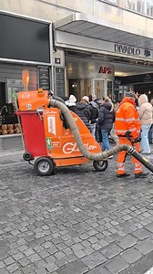 Kako u Pragu čiste smeće sa ulica? Ovaj stroj bi trebao biti standard svakog grada koji drži do sebe. Čak nije ni bučan. Također je i prije njega po cesti prošao stroj sa četkama. Ako vam je potreban protokol za rak kod ljudi ili životinja info nađite ovdje. https://www.facebook.com/share/p/1DSaczoLP4/ Ako trebate biodinamičke proizvode konoplje javite se porukom sa upitom. #prag #prague #praha | Hemperion