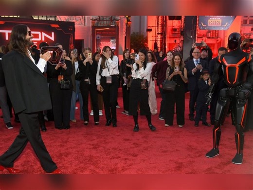 Robot conquers the red carpet: Jared Leto duels with Optimus
