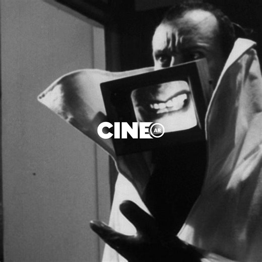 En "La Antena", Esteban Sapir le dio forma a una fábula retrofuturista, que parecía venir de una historia del cine alternativa: un homenaje al pasado que apostaba al futuro. Un ejemplo de su amor por el cine entendido como truco de magia. 🔸 Miércoles 20HS en CINE.AR 📺 🔸 Disponible en CINE.AR PLAY▶️ | CINE.AR