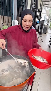 319K views · 5.8K reactions | Ni mama percaya ramai yang pandai masak laksa. Cuba kadang kadang cara masing masing agak berbeza sedikit. Ikut kita la kan selera tekak masing masing. Mana lah tau ada yang tengah belajar masak laksa, boleh la ikut cara mama ni. Yang penting bagi mama ikan yang kita gunakan mesti fresh ya baru la sedap. Selamat mencuba hantu hantu laksa sekalian | Aliff Syukri Terlajak Laris | Facebook