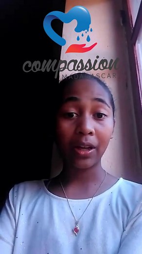Tamin’ ny taona 2021, narary mafy i Hoby ka tsy maintsy nampidirina hopitaly izy. Nandritran’izany fotoana sarotra izany dia notohanan’ny Compassion Madagascar i Hoby sy ny fianakaviany, tena fanampiana lehibe ho azy ireo izany🥹. Tsy nijanona teo anefa ny fanampiana azy nony sitrana izy fa nampidirina tamin’ny Projet Éducation pour tous , izay mikendry amin’ny fitadiavana mpiantoka mba hanohana ny ankizy sahirana amin’ny fianarany. Tao no nahatongavan’ny Marraine tsara fanahy sy be fitiavana na